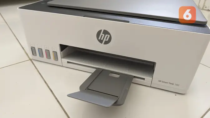 <p>HP Smart Tank 580 menyediakan bak untuk menampung hasil cetak sehingga tidak 'meluber' dari mesin printer. (Liputan6.com/ Yuslianson)</p>