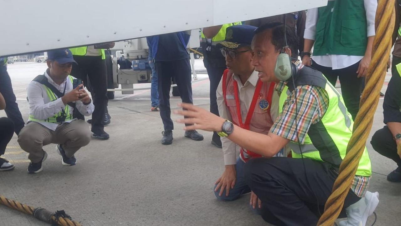 Menhub Budi Karya Sumadi melakukan pemeriksaan atau ramp check dua pesawat di Bandara Soekarno-Hatta Jumat (29/3).