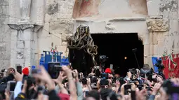 Sebuah patung Saint Domenico dikerumuni ular saat prosesi tahunan di Cocullo di Italia (1/5). Setiap tahun di bulan Mei, sejumlah ular ditempatkan di patung St. Domenico dalam prosesi di sekitar kota (AFP/Tiziana Fabi)