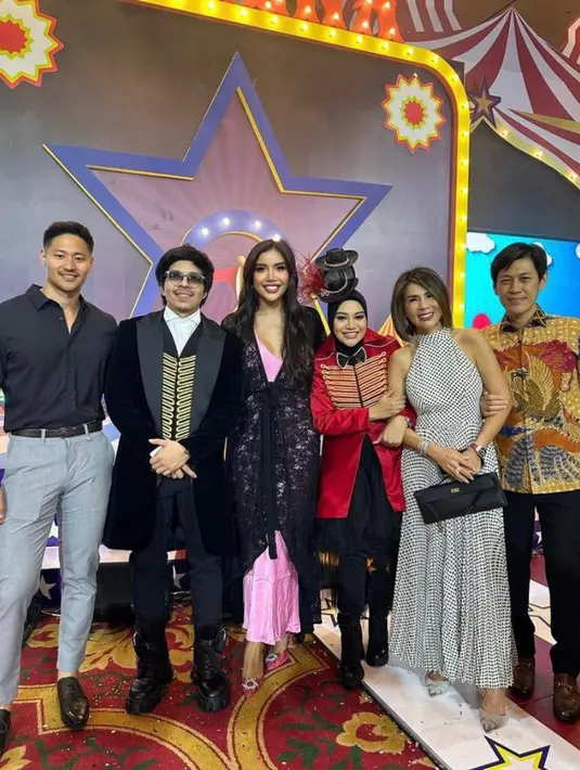 Gaun yang membentuk lekuk tubuh ini dilapisi dengan outer brokat warna hitam.