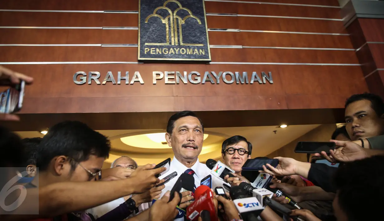 Menko Polhukam Luhut Pandjaitan memberikan keterangan pers usai memberikan arahan dan pemantapan kepada kepala lembaga pemasyarakat (Kalapas) dan kepala rumah tahanan (Karutan) seluruh Indonesia di Jakarta, Selasa (5/4). (Liputan6.com/Faizal Fanani)