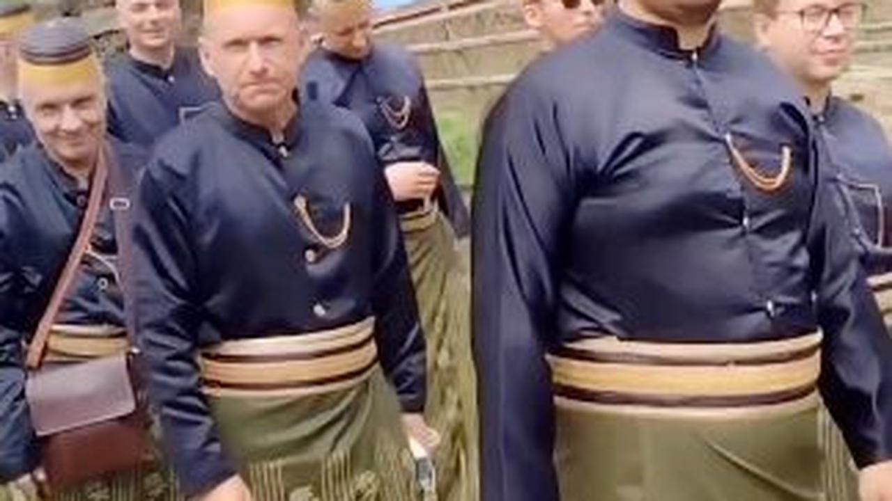 Rombongan keluarga Veronica yang berasal dari Polandia turut hadir mengenakan pakaian adat Baju Bodo.