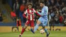 Penyerang Atletico Madrid, Antoine Griezmann berebut bola dengan bek Manchester City, Aymeric Laporte pada pertandingan leg pertama perempat final Liga Champions di Stadion Etihad, di Manchester, Rabu (6/4/2022). City menang tipis atas Atletico Madrid 1-0.   (AP Photo/Dave Thompson)