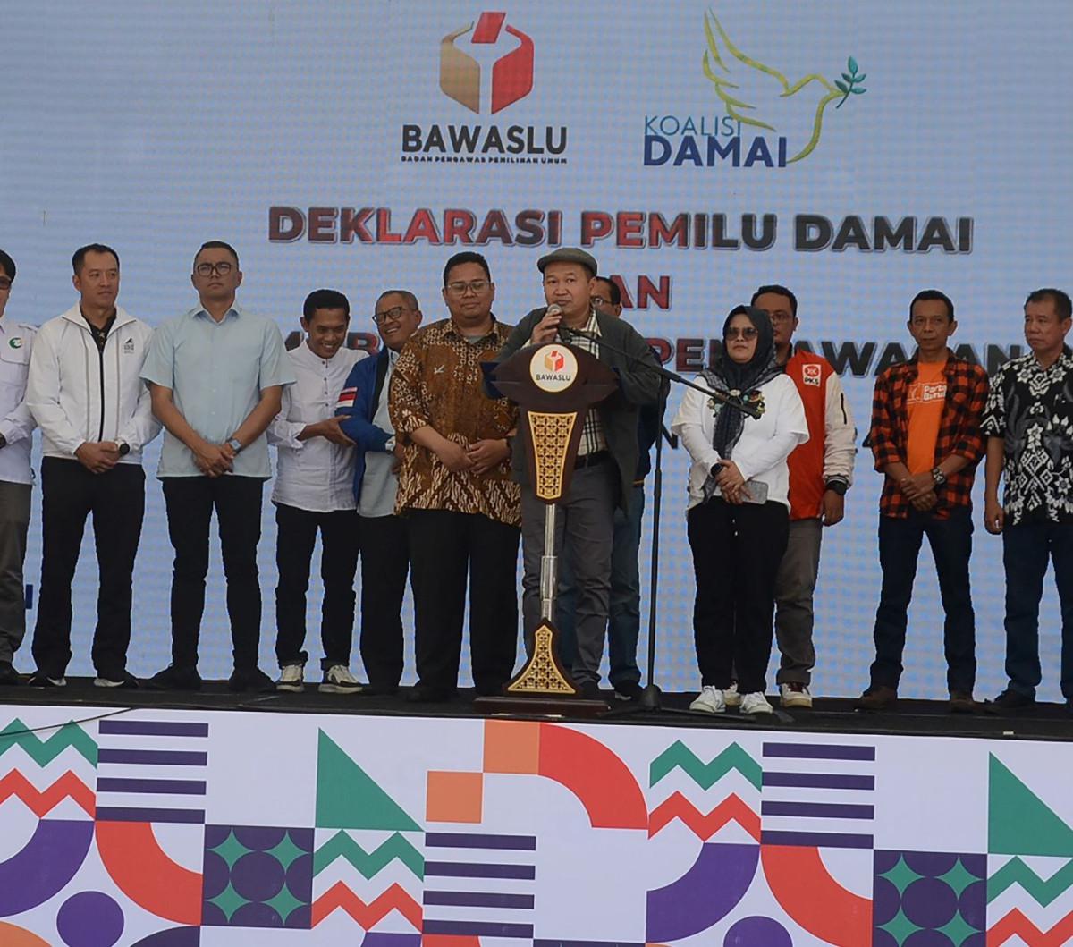 Badan Pengawas Pemilu (Bawaslu) mengajak masyarakat untuk bersama-sama mengawasi dan melaporkan dugaan pelanggaran Pemilu 2024 ke Bawaslu.<br>( Foto merdeka.com / Arie Basuki )