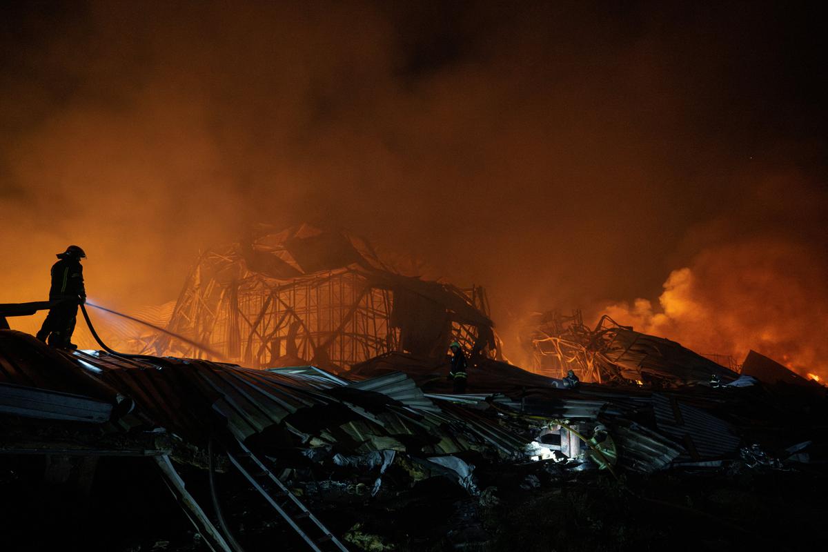 Gudang Terbakar Usai Serangan Drone Rusia di Kyiv
