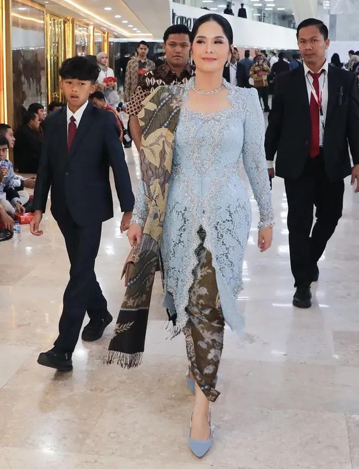 6 Gaya Kontras Kebaya Menantu Susilo Bambang Yudhoyono, Annisa Pohan dan Aliya Rajasa saat Hadir Pelantikan Prabowo-Gibran