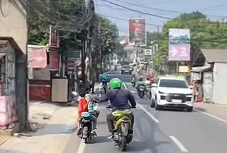 Bocah laki-laki yang tengah asyik merekam bus telolet di Ciputat Timur malah berujung menjadi korban jambret. (Footo: Tangkapan Layar Sosmed)