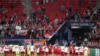 Para pemain Bayern Munchen berpesta di depan penggemarnya usai meraih trofi Piala Super Eropa mengalahkan Sevilla di Puskas Arena di Budapest, Hongaria, Kamis (24/9/2020). Hasil ini membuat Bayern merengkuh gelar juara keempat sepanjang 2020. (AP Photo/Bernadett Szabo)