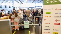 Para penumpang melakukan check-in di Bandara Internasional Wina di Wina, Austria, pada 15 Juli 2020. Bandara Internasional Wina mencatatkan penyusutan volume penumpang sebesar 95,4 persen menjadi 138.124 orang pada Juni 2020 dibandingkan tahun sebelumnya. (Xinhua/Georges Schneider)
