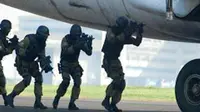 Sejumlah anggota pasukan Den Bravo Paskhas melakukan simulasi penanggulangan teroris di Bandara Husein Sastranegara, Bandung, Jawa Barat. (Antara)