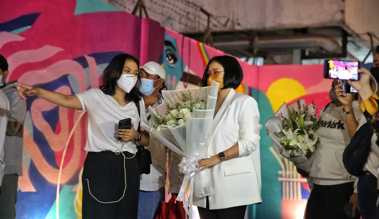 Tabur bunga mengenang 1th kepergian alm. Glenn Fredly oleh para keluarga dan kerabat di M Bloc. adrian.putra /fimela.