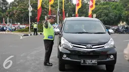 Petugas melakukan teguran kepada pengendara yang melanggar di jalan Medan Merdeka Barat, Jakarta, Jumat (5/8). Terhitung 27 Juli hingga 3 Agustus 2016 jumlah pelanggaran uji coba ganjil-genap mencapai 5.947 pelanggar. (Liputan6.com/Yoppy Renato)