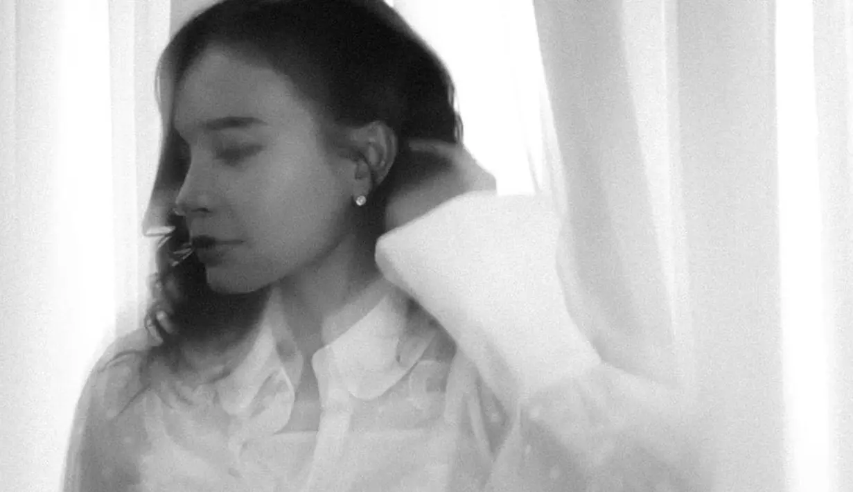 "Taraweh di rumah, Rizky tuh enggak pede jadi imam, katanya takut salah. Jadinya tetap aja kita sendiri sendiri aja tarawehnya. Abisnya gimana mau dipaksain juga dianya belum mampu, yaudahlah belajar lagi dia," tuturnya.  (Instagram/itsrossa)