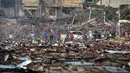 Orang-orang melihat rumah-rumah yang hancur akibat ledakan yang mengoyak gudang kembang api, di distrik Sungai Kolok di provinsi Narathiwat, Thailand selatan, pada 29 Juli 2023. (Madare TOHLALA / AFP)