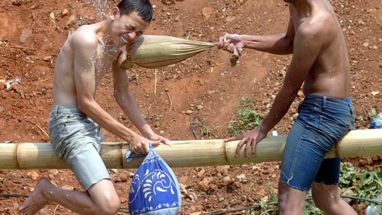 Semarak lomba gebuk bantal di Kalimalang