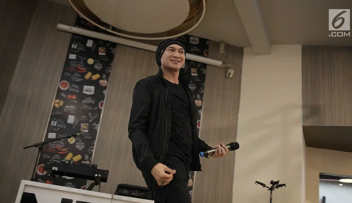 Penyanyi Anji saat peluncuran CD album resmi Asian Games 2018 yang berjudul 'Energy of Asia' di kawasan Jakarta, Kamis (19/7). Album 'Energy of Asia' melibatkan penyanyi papan atas Indonesia. (Liputan6.com/Faizal Fanani)