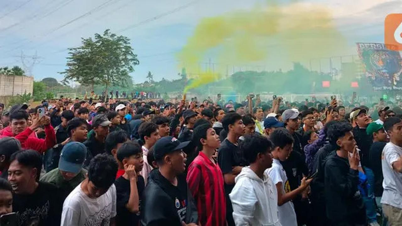 Beri Dukungan, Begini Potret The Jakmania saat Padati Sesi Latihan Persija Jelang Laga Lawan Persib