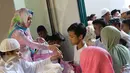Syahrini memberi santunan kepada anak yatim saat acara Tanda Cinta Princess Syahrini di Masjid Az-Zikra, Sentul, Bogor, Jumat (24/6). Syahrini berbagi rezeki dengan 5.000 anak yatim.  (Liputan6.com/Herman Zakharia)