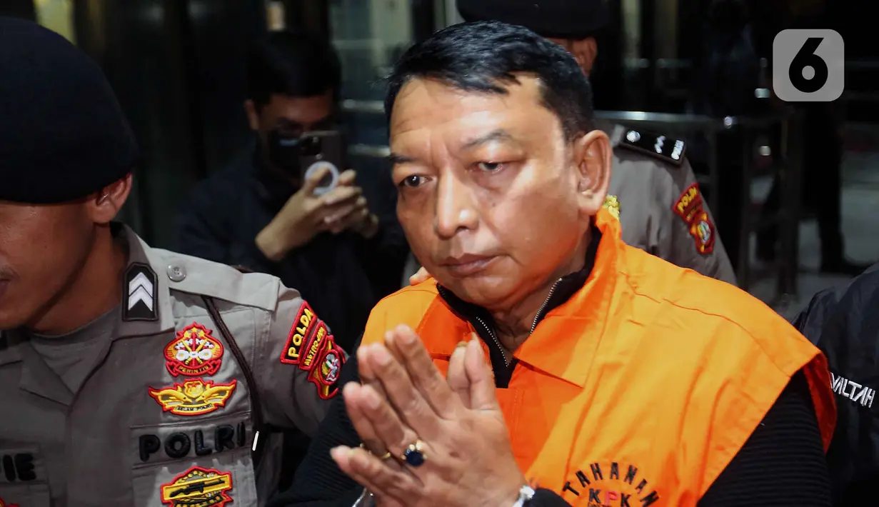 Ketua Pengadilan Negeri Depok, I Wayan Eka Mariarta (EKA) saat dibawa menuju mobil tahanan di Gedung Merah Putih Komisi Pemberantasan Korupsi (KPK), Jakarta, Sabtu (7/2/2026). (Liputan6.com/Helmi Fithriansyah)