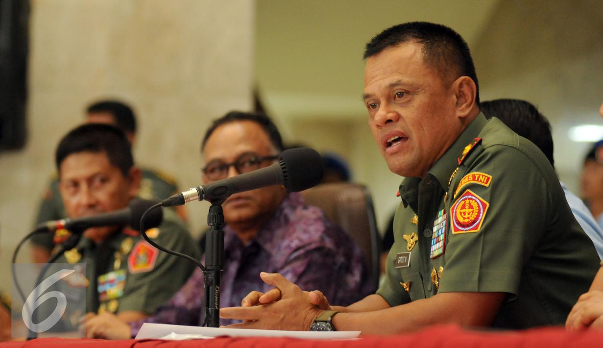 Panglima TNI, Jenderal TNI Gatot Nurmantyo (kanan) memberikan keterangan jelang bergulirnya turnamen sepakbola Jenderal Sudirman Cup di Mabes TNI, Jakarta, Senin (26/10/2015). Turnamen ini akan diikuti 15 tim. (Liputan6.com/Helmi Fithriansyah)