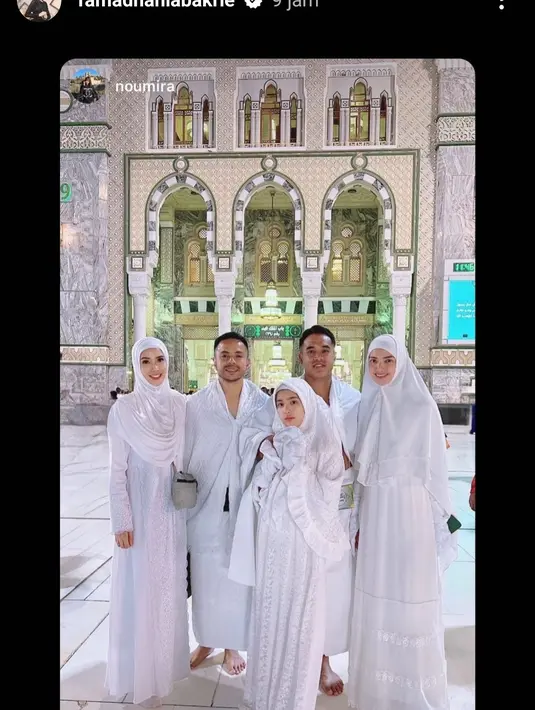 Penampilan Nia Ramadhani saat umrah pun menyita perhatian publik. [instagtam/ramadhaniabakrie]