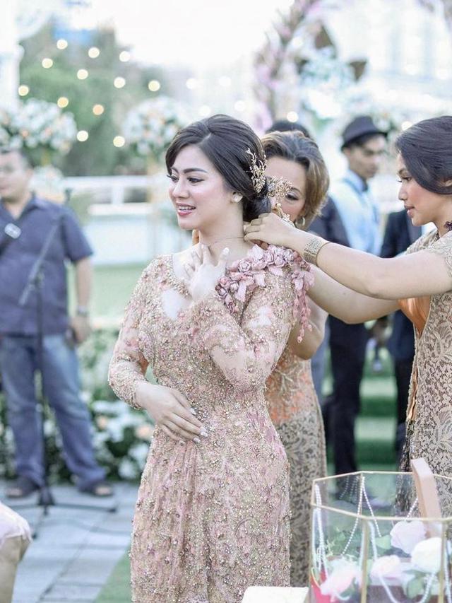 9 Inspirasi Kebaya Payet untuk Lamaran, Glamor Bersahaja