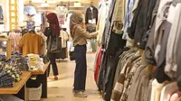 Pengunjung melihat-lihat pakaian di gerai Mall Senayan City, Jakarta, Senin (15/6/2020). Pusat perbelanjaan atau mal di Jakarta kembali dibuka pada Senin (15/6) di masa PSBB transisi dengan jumlah pengunjung masih dibatasi hanya 50 persen dari kapasitas normal. (Liputan6.com/Herman Zakharia)