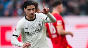 Bek Timnas Indonesia, Kevin Diks, berhasil menyumbangkan satu gol saat Borussia Monchengladbach meraih kemenangan 4-0 atas Augsburg pada laga pekan ke-16 Bundesliga di BORUSSIA-PARK, Minggu (11/1/2026) malam WIB. (Marius Becker/dpa via AP)