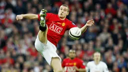 2. Nemanja Vidic - Vidic terkenal sebagai bek yang tangguh, tenang dan memiliki jiwa kepemimpinan di lapangan. Bek yang bergabung dengan MU pada 2006 ini menjadi tembok kokoh saat berduet dengan Rio Ferdinand. (AFP/Adrian Dennis)