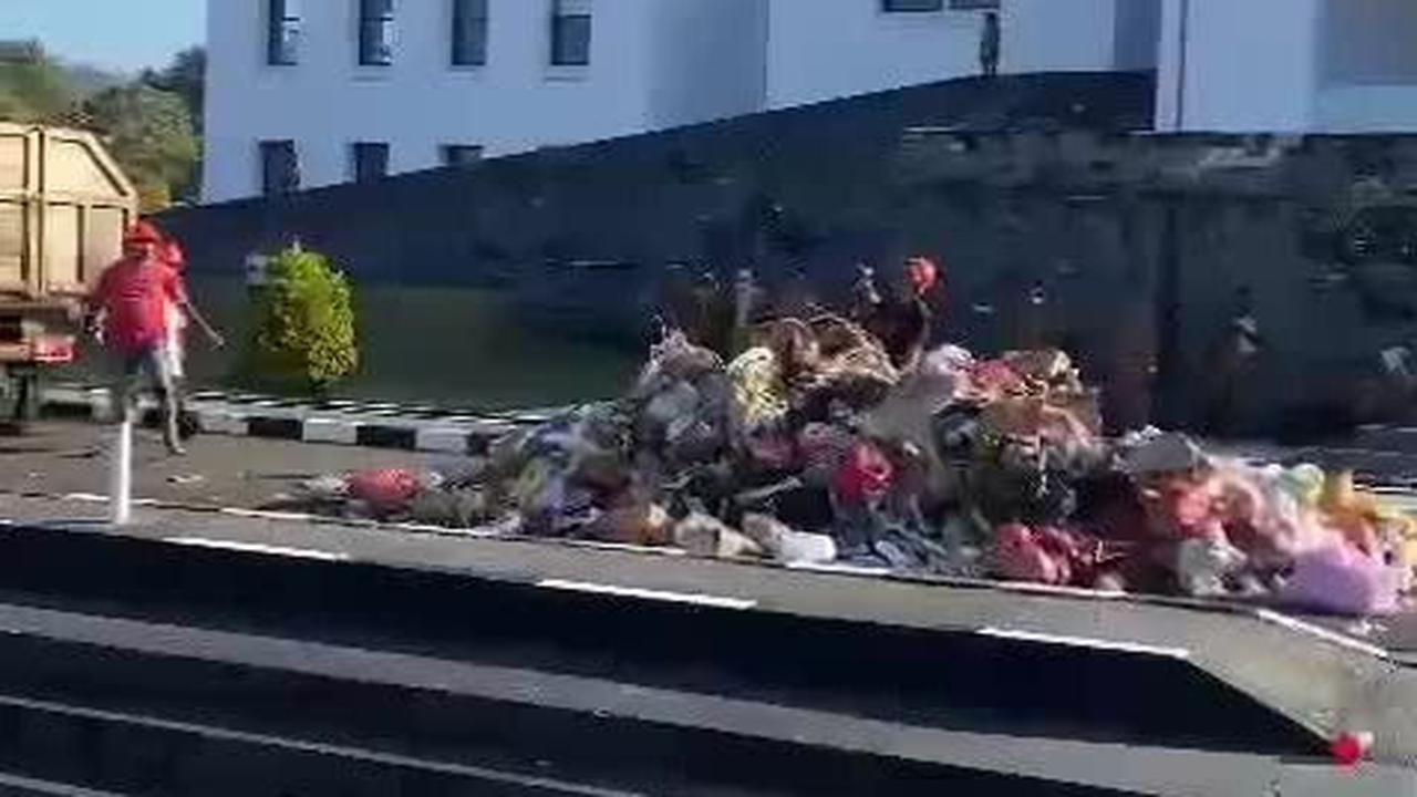 VIDEO: Aksi Pekerja Kebersihan Buang Sampah di Kantor Bupati Seram Barat, Buntut 3 Bulan Tak Dibayar