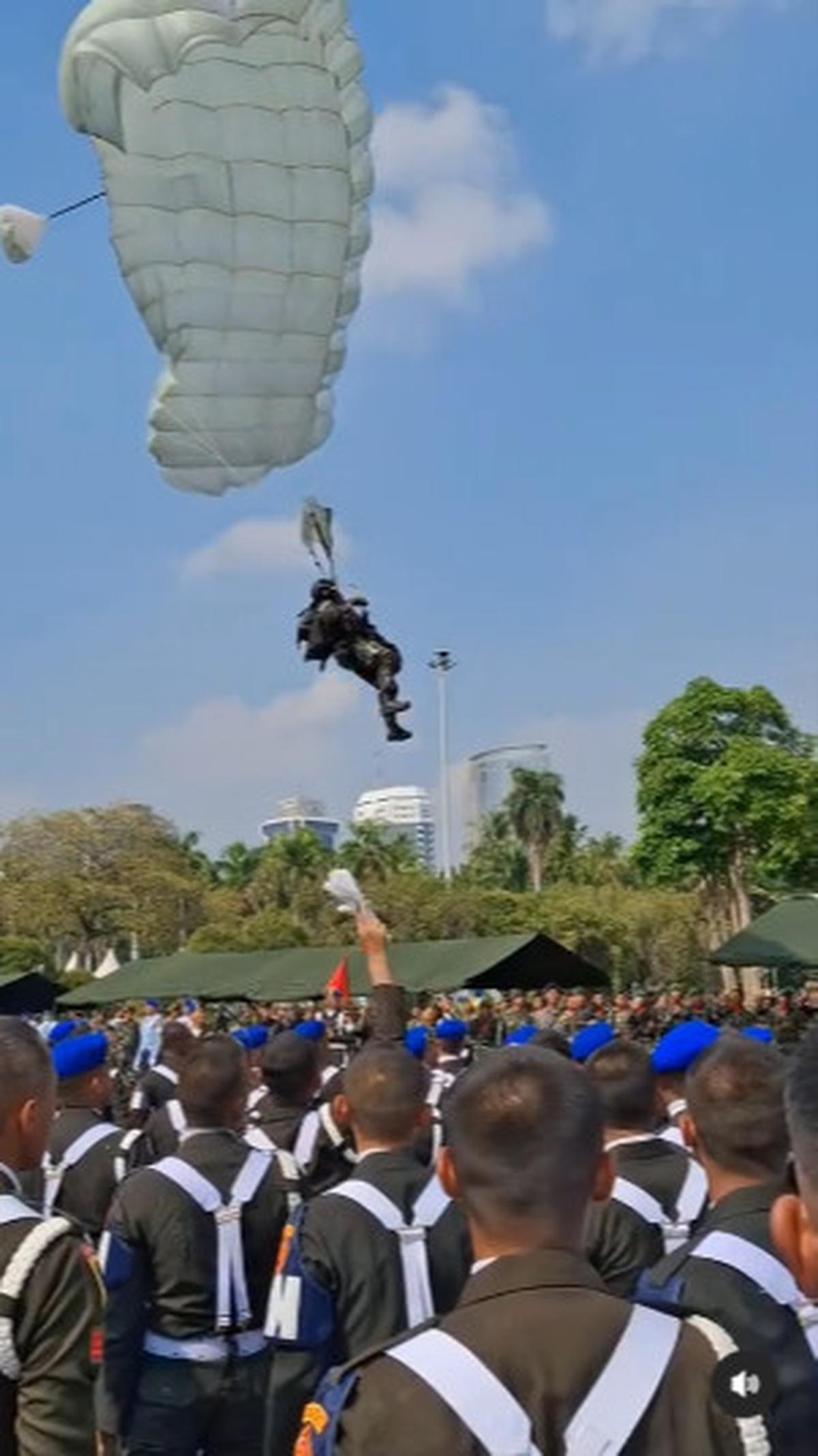Prajurit Penerjun Payung Nyungsep Nabrak Barak Persiapan HUT TNI