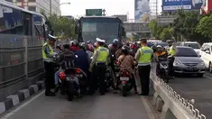 Muncul dalam tayangan youtube dengan judul video amatir polisi marahi sopir transjakata karena nabrak pengendara motor yang ugal-ugalan.Dalam video berdurasi 3 menit tersebut terlhat seorang polantas yang sedang memaksa sopir trans Jakarta menyerahka...