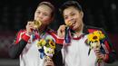 Pasangan Indonesia, Greysia Polii dan Apriyani Rahayu berhasil menyabet medali emas Olimpiade Tokyo 2020 setelah tumbangkan Chen Qing Chen dan Jia Yi Fan wakil dari China. Mereka berhasil menang dua gim langsung. (Foto: AP/Dita Alangkara)