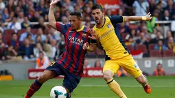 Mantan pemain Barcelona yang kini membela Atletico Madrid, David Villa (kanan) berduel dengan Adriano di laga terakhir La Liga musim 2013-2014 di stadion Camp Nou, Barcelona, (18/5/2014). (REUTERS/Marcelo del Pozo)