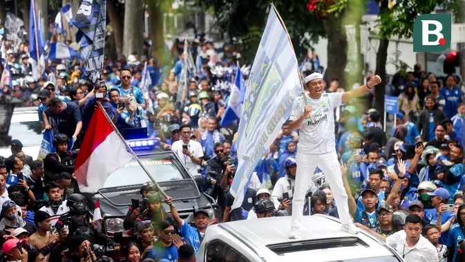    Euforia Juara Persib: KDM Lepas Baju di Jalan, Bonus Menggila untuk Maung Bandung!   Pesta Juara Persib Pecah! KDM Ikut Pawai Tanpa Baju, Skuad Kebanjiran Bonus!   Dari Jalanan Hingga Dompet Pemain: Begini KDM Rayakan Kemenangan Persib!   KDM Totalitas! Lep