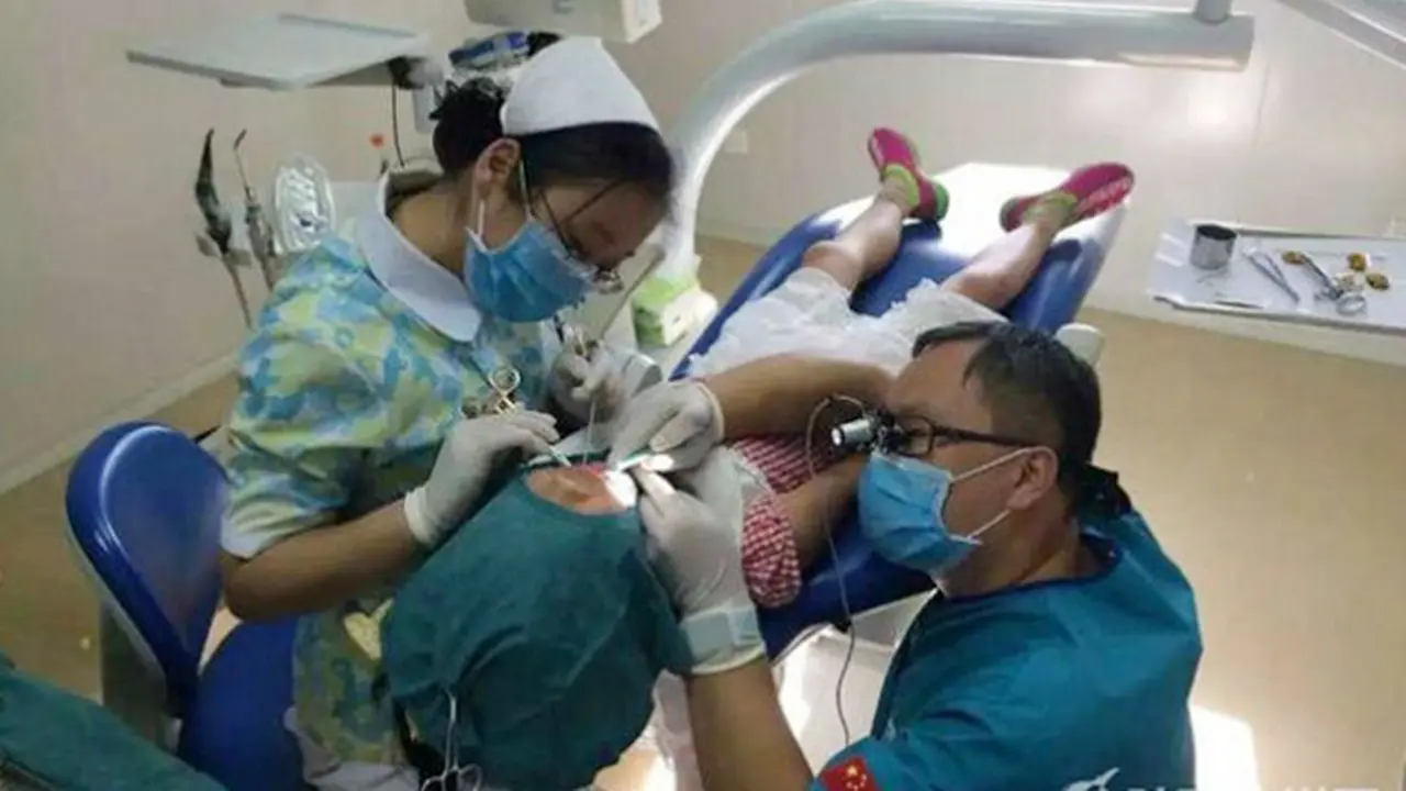 Mengharukan, Dokter Ini Berlutut 40 Menit untuk Lakukan Operasi