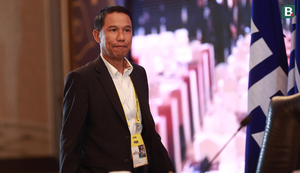 <p>Sekjen PSSI 2021-2023 Yunus Nusi, memberi keterangan pers usai Kongres Luar Biasa (KLB) PSSI di Hotel Shangri-La, Jakarta Pusat, Kamis (16/2/2023). Yunus Nusi mundur sebagai Sekjen periode 2023-2027. (Bola.com/M Iqbal Ichsan)</p>