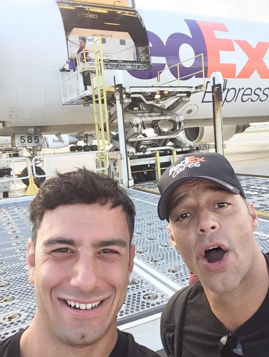 Seperti tak pernah sembunyikan hubungan, Ricky Martin sering mengunggah foto kehangatan keluarganya di Instagram. (instagram/jwanyosef)