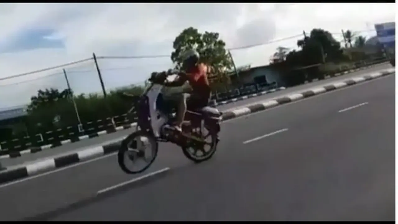 Roda depan motor bebek lepas