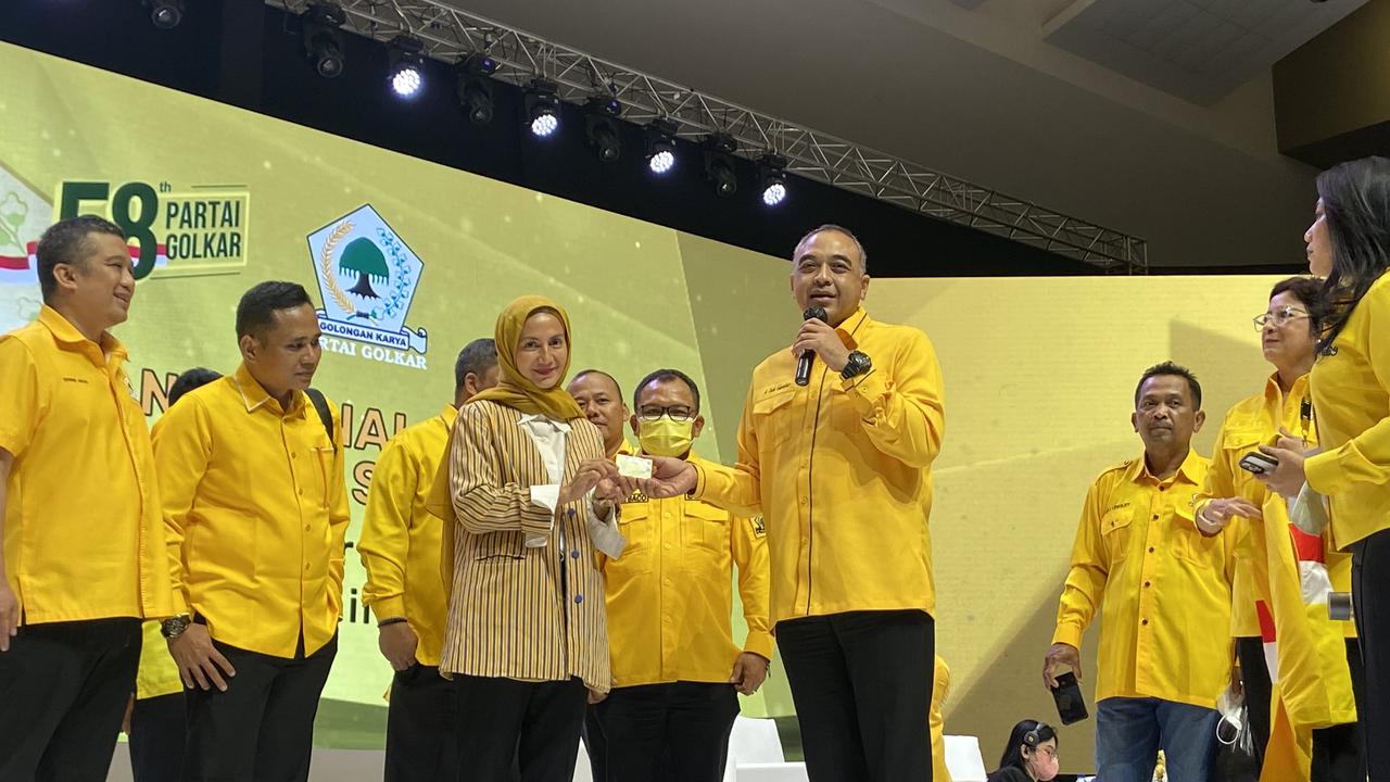 Wanda Hamidah bergabung dengan Partai Golkar.