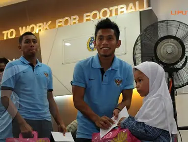 Pemain Timnas Indonesia U23 Andik Vermansyah memberikan bingkisan kepada sejumlah anak yatim yang hadir dalam acara pelepasan (Liputan6.com/Helmi Fithriansyah) 