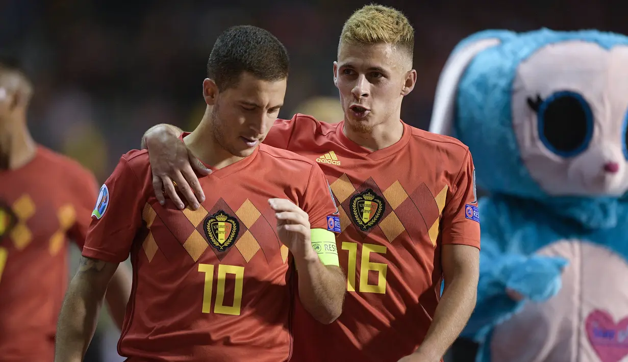 Eden (kiri) dan Thorgan Hazard. Sama-sama berposisi sebagai sayap kiri, keduanya akan membela Belgia di Piala Dunia 2022. Sang kakak Eden Hazard yang berusia 31 tahun saat ini tengah bermain bersama Real Madrid, sementara sang adik Thorgan Hazard yang berusia 29 tahun saat ini tengah memperkuat Borussia Dortmund. (AFP/Belga/Yorick Jansens)