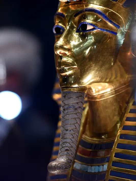Topeng emas Raja Tutankhamun diperlihatkan di museum Mesir di Kairo, Rabu (16/12). Sebelumnya, tim ahli dari Jerman bekerja selama 2 bulan menghapus kerak lem kering di jenggot dari peninggalan tidak ternilai harganya tersebut. (AFP/MOHAMED EL-SHAHED)