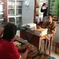 Pengawas TK-SD Kecamatan Karangmalang, Sragen, Sugino (kanan) menjelaskan soal siswa yang doyan pegang bagian sensitif siswa perempuan, Sabtu (8/9 - 2018) siang. (Solopos/Kurniawan)