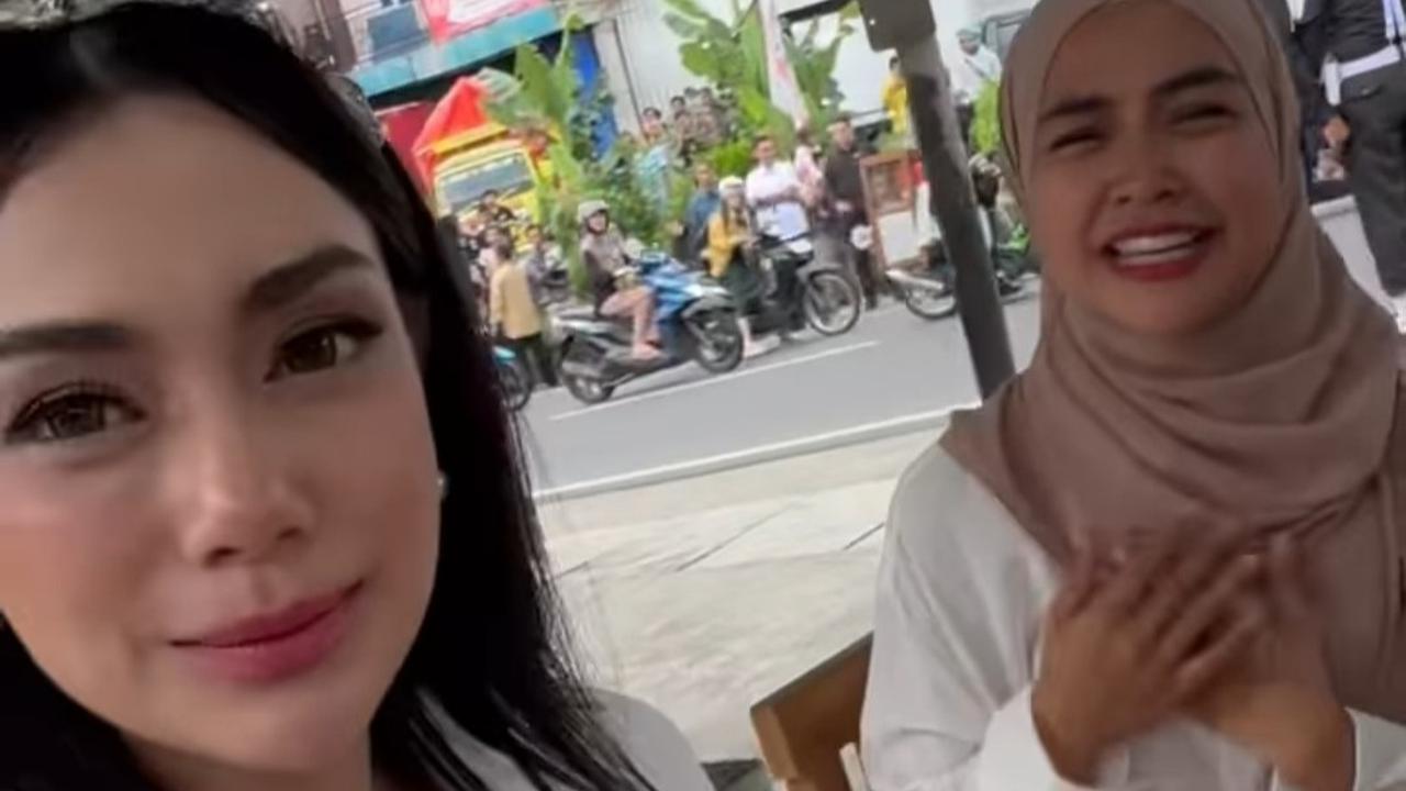Tampak potret masyarakat yang hadir di sekitar lokasi acara. Mereka tampak menyapa Presiden Jokowi dan para seleb yang ada di lokasi.<br><br>