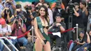 Kontestan Miss Earth 2018 asal India, Nishi Bhardwaj berpose dalam balutan baju renang selama presentasi pers di Manila, Filipina, Kamis (11/10). Malam final kontes Miss Earth 2018 ini akan digelar pada 3 November mendatang. (TED ALJIBE / AFP)