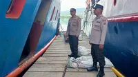 Polsubsektor kawasan Pelabuhan Luwuk memperketat pengawasan terhadap barang bawaan penumpang kapal laut (Arfandi Ibrahim/Liputan6.com)