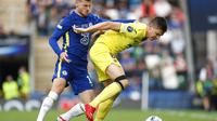 Pemain Chelsea Timo Werner, kiri, berebut bola dengan pemain Villarreal Juan Foyth selama pertandingan Piala Super UEFA antara Chelsea dan Villarreal di Windsor Park di Belfast, Irlandia Utara, Rabu, 11 Agustus 2021. (AP Photo/Peter Morrison)