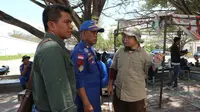 Ka Satgas Operasi Penyelamatan Buaya Berkalung Ban, Haruna Hamma (paling kanan) saat memantau operasi di Muara Sungai Palu, Kamis (6/2/2020). (Liputan6.com/ Heri susanto)