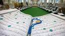 Suasana saat anak-anak di Irak membaca Alquran berjemaah selama bulan Ramadan di Masjid Imam Ali Ibn Abi Tholib di Najaf, Irak (2/6). Mereka mengkhatamkan Alquran selama bulan Ramadan. (AFP/Haidar Hamdani)